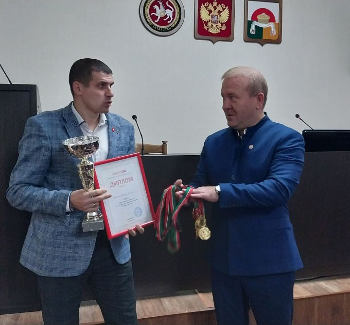 Глава Дрожжановского района Марат Гафаров поздравил команду футболистов с победой