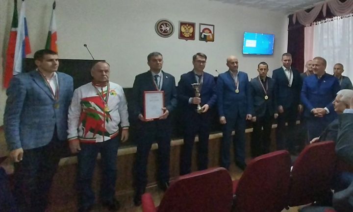Глава Дрожжановского района Марат Гафаров поздравил команду футболистов с победой