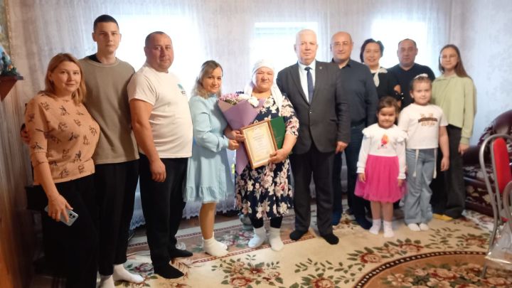 В день Матери жительнице Дрожжановского района вручили награду Министерства соцзащиты РТ
