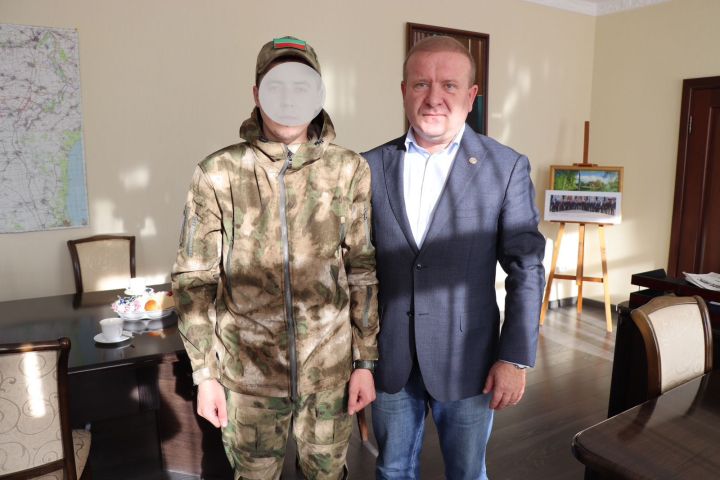 Глава Дрожжановского района РТ Марат Гафаров встретился с мобилизованным