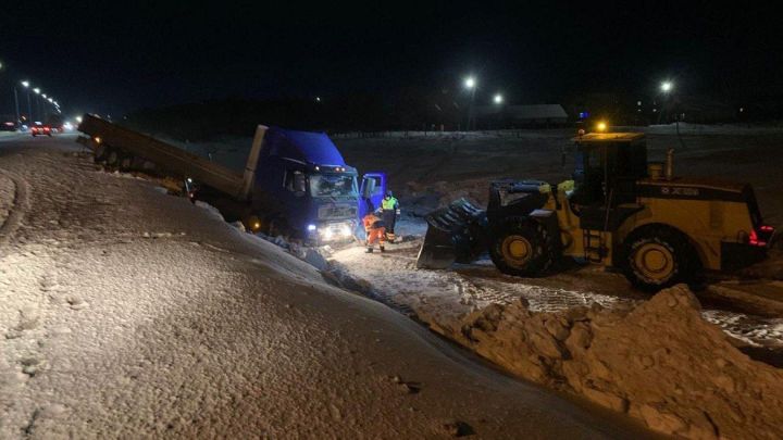 В Татарстане автоинспекторы помогли вызволить из снежного плена большегруз, угодивший в кювет