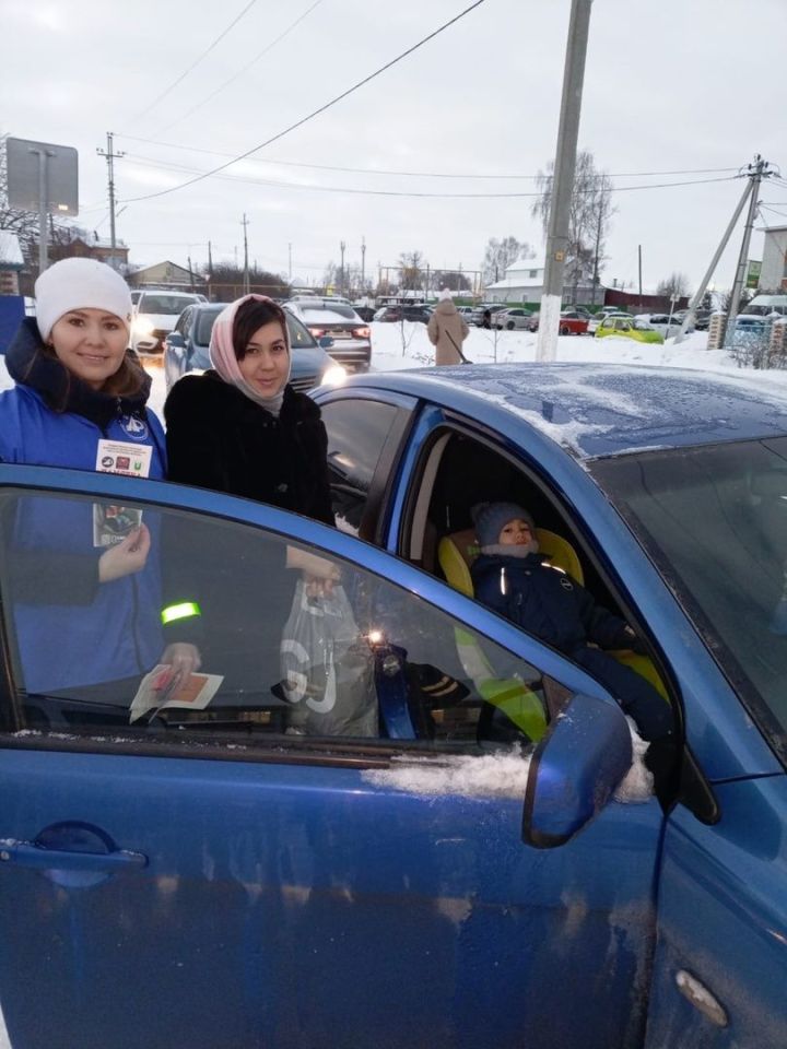 В рамках акции «Ребенок — главный пассажир!» дрожжановцам раздали памятки, световозвращающие элементы