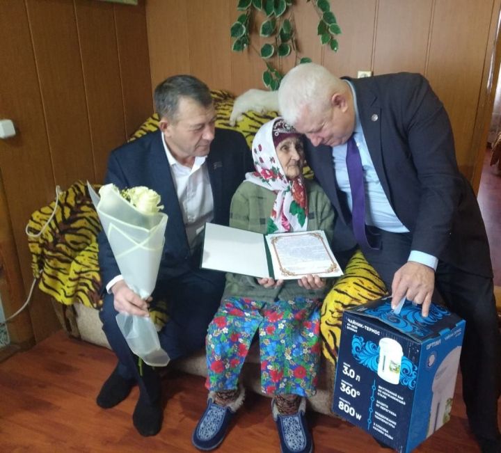 В Дрожжановском районе РТ ветерана труда поздравили с 90-летием