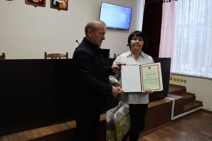 Глава Дрожжановского района РТ Марат Гафаров наградил волонтеров Благодарственными письмами