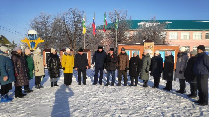 В селе Новое Ильмово провели митинг ко Дню Героев Отечества