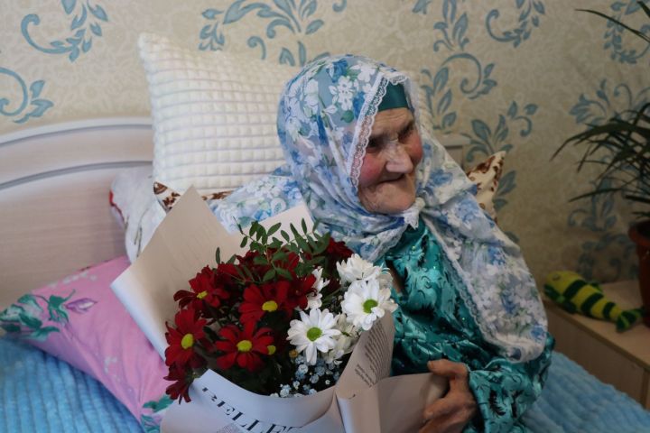 В Дрожжановском районе вдову ветерана ВОВ поздравили с юбилеем