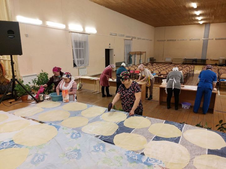 Какие молодцы: жительницы села Ахметьево готовят домашнюю лапшу для наших бойцов