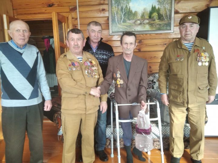 «Своих не бросаем!»: воины-интернационалисты Дрожжановского района посетили своего сослуживца