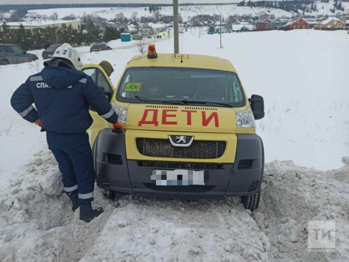 И куда «летели»: школьный автобус слетел в кювет после ДТП