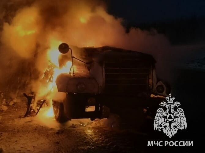 Даже конфеты горят: под Нижнекамском на трассе загорелась фура с конфетами