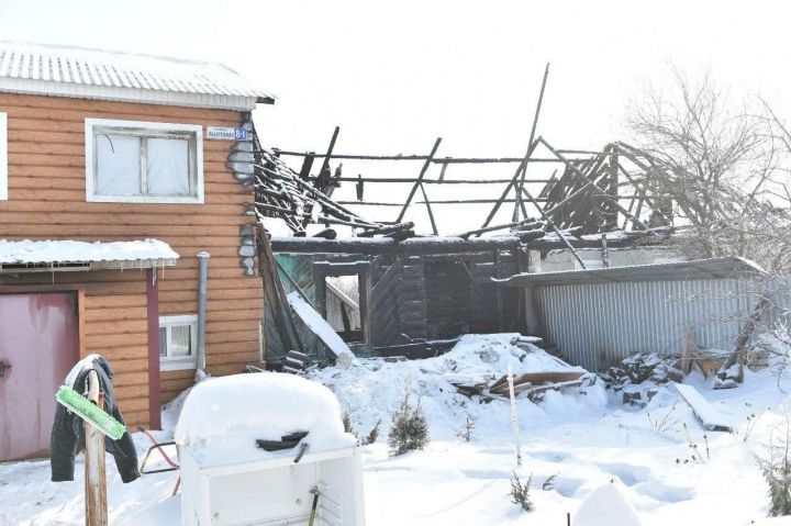 Сотрудники полиции Менделеевска вывели супружескую пару из горящего дома