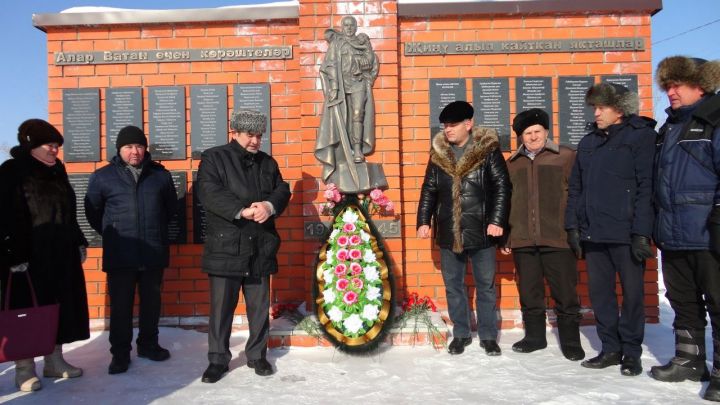 Новодрожжановцы возложили венок к памятнику в День защитника Отечества