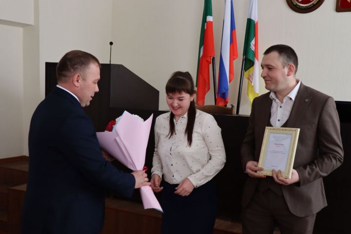 Семье Гафуровых из Дрожжановского района вручили сертификат на субсидию для покупки жилья по госпрограмме
