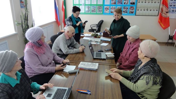 Дрожжановских пенсионеров учили оплачивать онлайн квитанции за ЖКХ и за газ с помощью смартфона