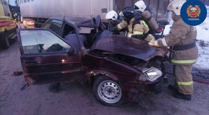ДТП на трассе М7 в Татарстане: водитель легковушки погиб, влетев в стоящий грузовик