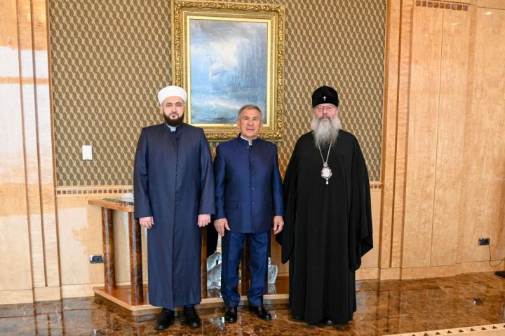 Приятное поздравление от духовенства: муфтий и митрополит Татарстана вручили Минниханову подарки в день рождения