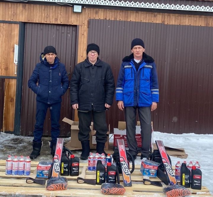 В Дрожжаном 74 – летний житель и его сыновья приобрели бойцам СВО бензопилы