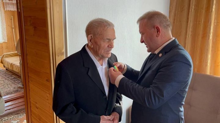 В честь 90-летнего юбилея жителю Дрожжановского района вручили медаль, подарили посудомоечную машину