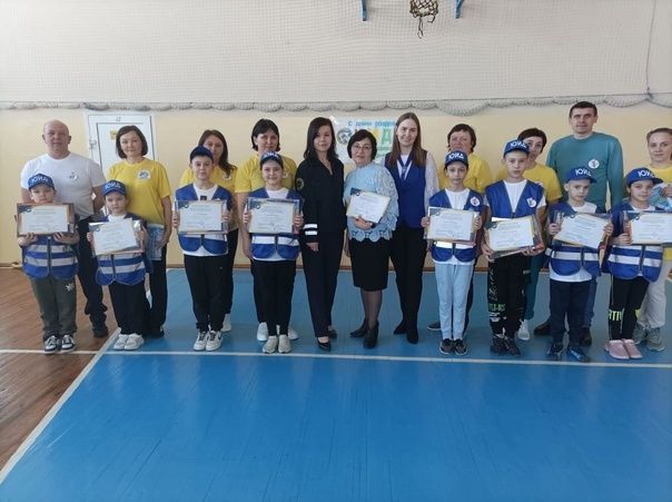 В Стародрожжановской СОШ №1 прошел КВН - игра с родителями под девизом «Правила дорожные знать каждому положено!»