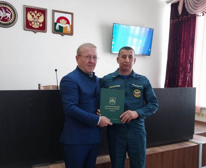 В Дрожжаном работникам пожарной охраны вручили Благодарственные письма главы района