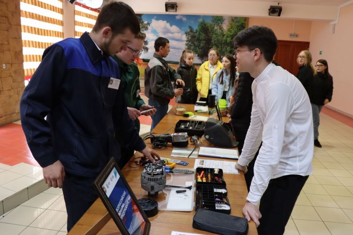 В Дрожжаном прошла Всероссийская ярмарка трудоустройства 2023 «Работа России. Время возможностей»