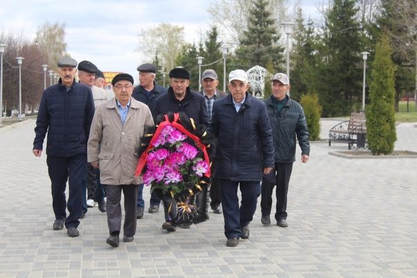 Дрожжановские ветераны возложили венок к памятнику В.И. Ленина