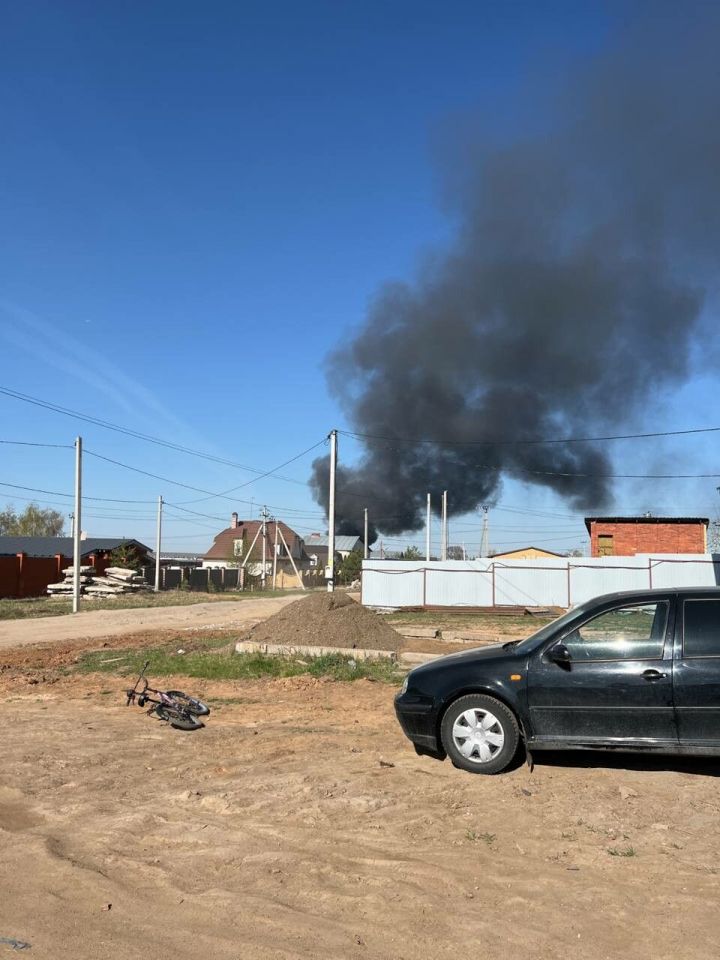 Властелины огня: пожарные смогли не пустить огонь на соседние дома
