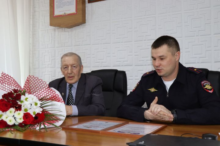 В отделе МВД России по Дрожжановскому району поздравили ветеранов с юбилейными датами жизни