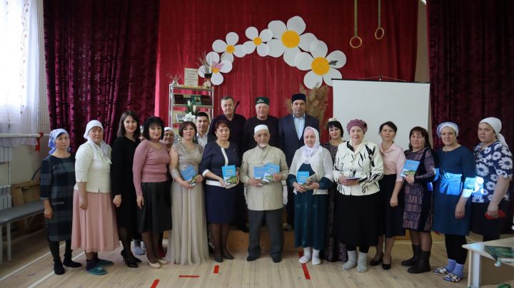 Татар Шатрашаны авылында якташыбызның китапларын тәкъдир иттеләр