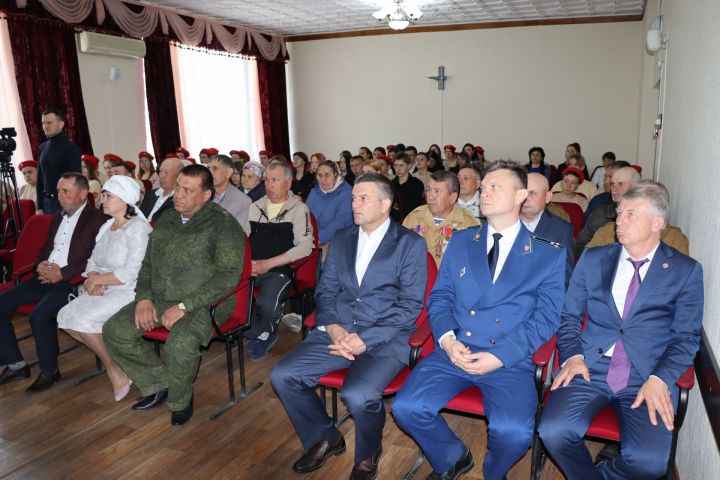 Чүпрәледә Айдар Газимовның әти-әнисенә Батырлык ордены тапшырылды
