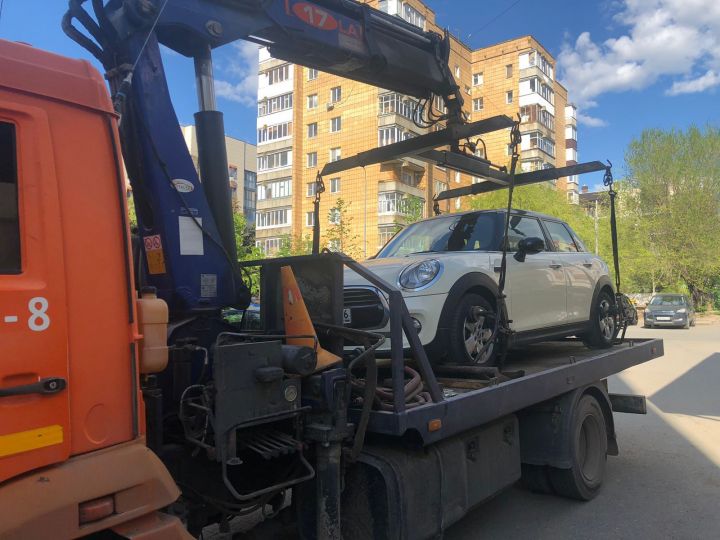 «Менюшку» забрали: задолжавший 36 млн рублей водитель из Татарстана лишился своего MINI Cooper