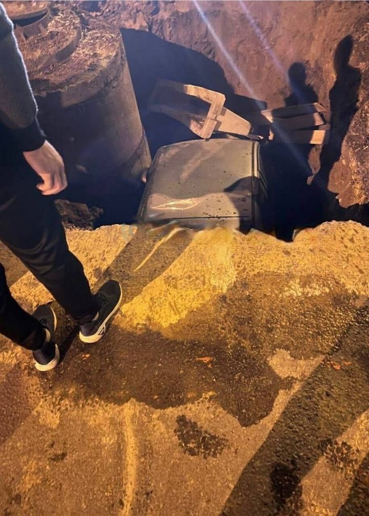 Ушел под землю: в Казани Daewoo Matiz провалился в дорожную яму