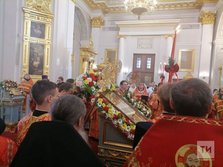 Частицу мощей Георгия Победоносца торжественно встретили в Казанском соборе