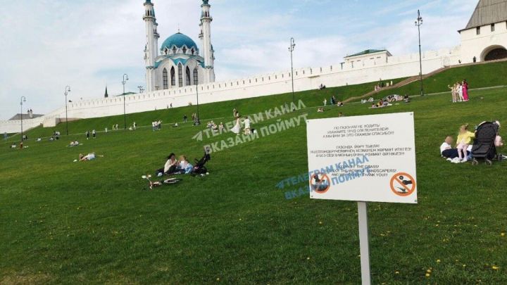 По газонам не ходить: под стенами Казанского Кремля запретили ходить по газону