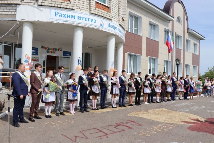 В школах Дрожжановского района прозвенели последние звонки