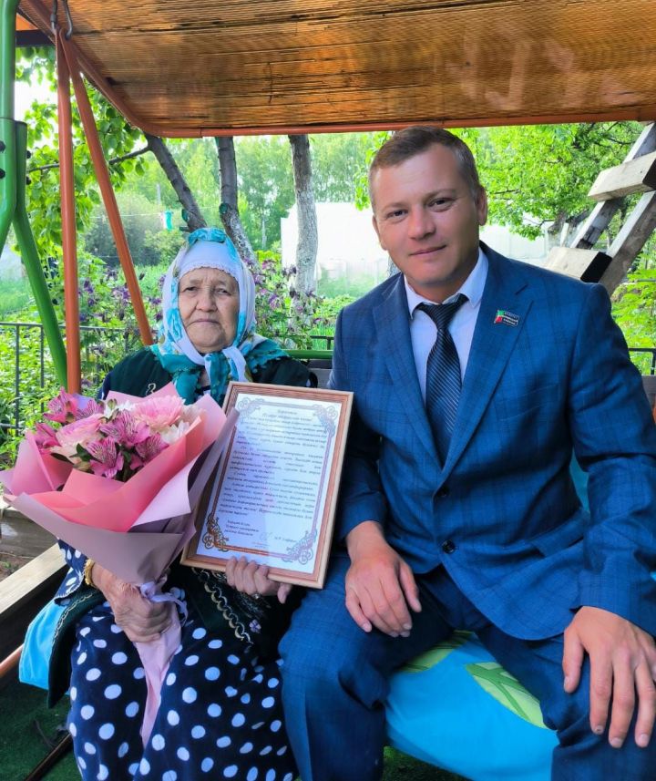 В Дрожжановском районе вдову ветерана войны поздравили с 90 летием