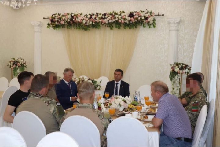 Глава Дрожжановского района Марат Гафаров встретился с военнослужащими прибывшими в отпуск из зоны СВО
