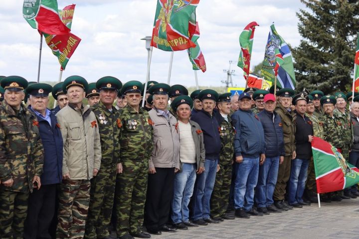 «Пограничникам всех поколений» посвящается: в Дрожжановском районе открыт памятник пограничникам
