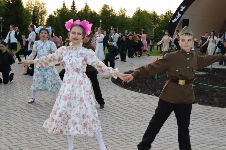 Праздничная программа 9 мая в Дрожжаном завершилась вальсом и салютом Победы