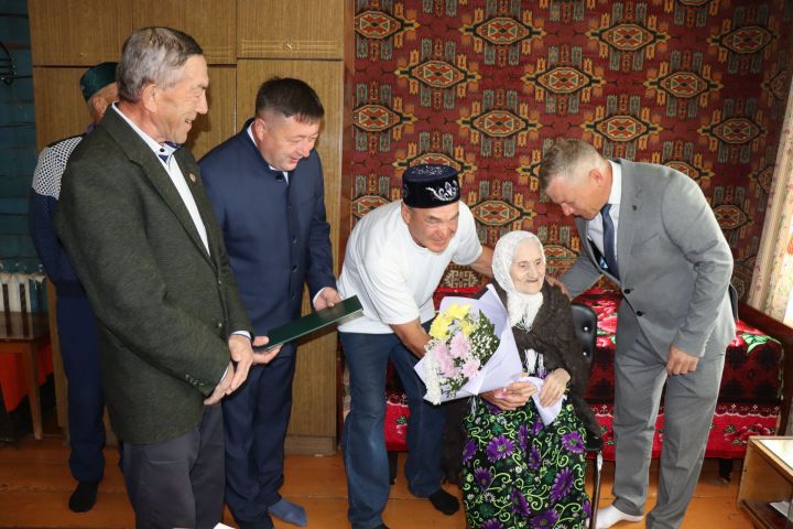 В День России в Дрожжановском районе поздравили долгожительницу с 90-летним юбилеем