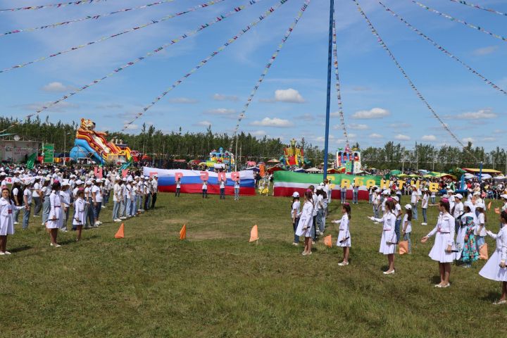 В День России «Молодая гвардия Татарстана» развернула флаг Российской Федерации