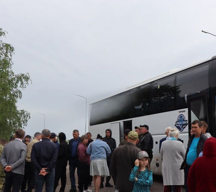 В зону СВО после отпуска отправились бойцы Дрожжановского района