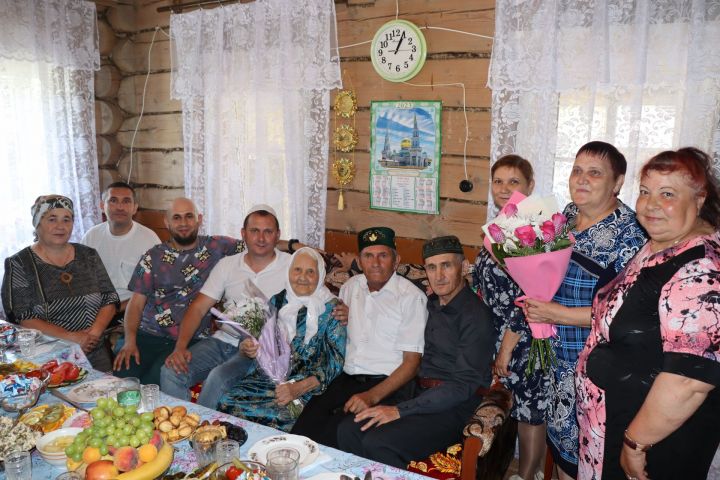 В Дрожжаном в первый день лета сразу две долгожительницы отметили юбилеи