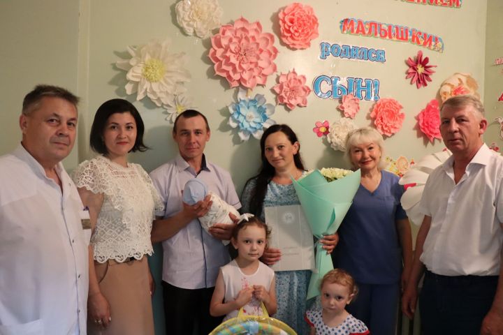 У передового комбайнера Дрожжановского района родился сын