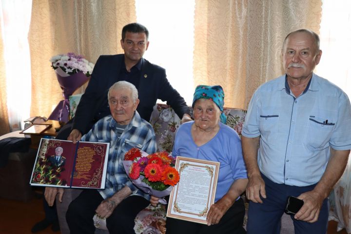 Жительница Дрожжановского района приняла поздравление с 90-летием