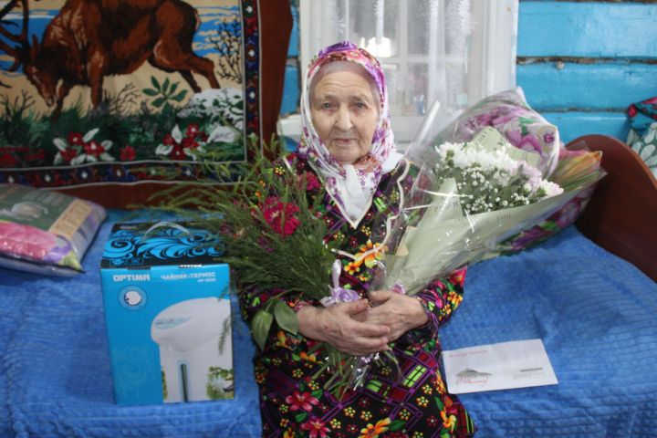Иске Чокалы авылында яшәүче Назия Хәсәнҗан кызы Сәлахова  95 яшьлек юбилеен билгеләде