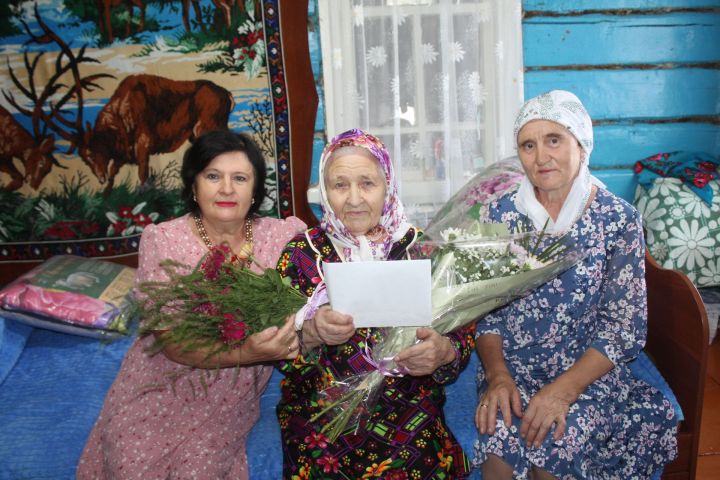 Район çыннисем: Назия Салахова, Елена Мугинова, Хурия Замалдинова 95, 90 çулхи юбилейӗсене палăртса ирттерчӗç