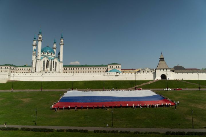 Самый большой флаг России в ПФО развернули под Казанским Кремлем