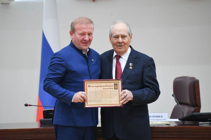 Минтимер Шаймиев вручил Благодарственное письмо Марату Гафарову