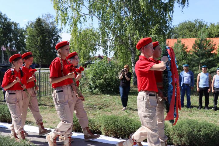 В Дрожжановском районе в день ВДВ открыли памятные комплексы воинам-десантникам всех поколений